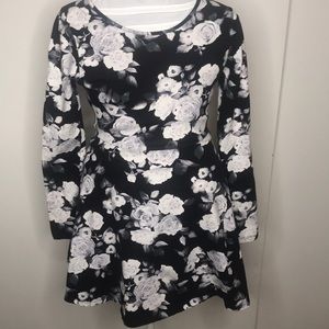 SALE⬇️$15 Black&white flower forever 21 dress